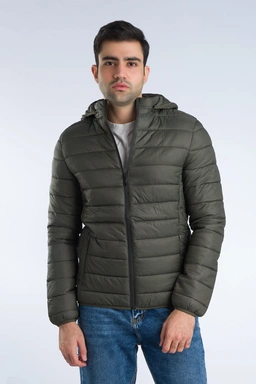 خرید کاپشن مردانه شمعی سبز پفی ، با ضخامت متوسط کاپشن ضد آب و بادگیر از برند پاتن جامه. 