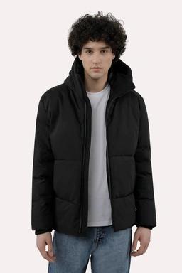 کاپشن شمعی مردانه پاتن جامه. شمعی ضد آب با دارای آستری ضخیم از الیاف طبیعی می باشد. دو جیب داخلی و  