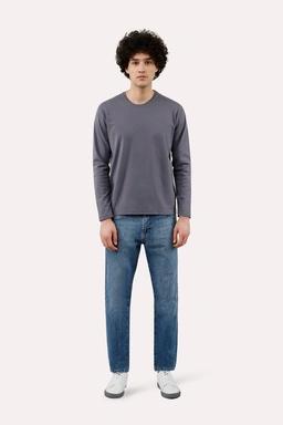 تیشرت آستین بلند مردانه استایل نسبتاً جذب رنگ طوسی تولید پاتن جامه می باشد. جنس تیشرت صد در صد پنبه 