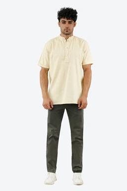 پیراهن آستین کوتاه مردانه یقه فرنچ رنگ زرد روشن از برند پاتن جامه. پیراهن استایل آزاد. 