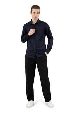 خرید پیراهن آستین بلند مردانه طرح ساده تک جیب دارای گلدوزی ، یقه برگردان رنگ سرمه ای.