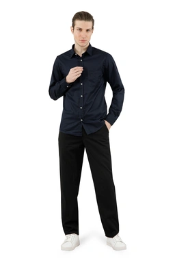 خرید پیراهن آستین بلند مردانه طرح ساده تک جیب دارای گلدوزی ، یقه برگردان رنگ سرمه ای.