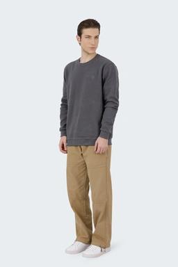 تیشرت آستین سلانیک مردانه ، رنگ طوسی  یقه کشبافت آستین بلند قواره دار معمولی.