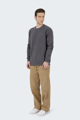 تیشرت آستین سلانیک مردانه ، رنگ طوسی  یقه کشبافت آستین بلند قواره دار معمولی.