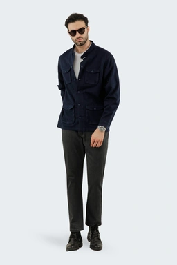 کاپشن کتان رنگ سرمه ای دارای چهار جیب در دار دکمه دار، کاپشن با استایل معمولی رنگ سرمه ای. 