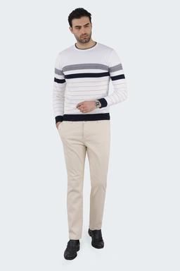 پلیور بافت مردانه ، یقه گرد سر آستین دور کمر و یقه کشبافت، رنگ سفید طرح دار. 