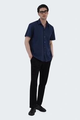 پیراهن آستین کوتاه مردانه یقه برگردان ، پیراهن رگولار رنگ سرمه ای لینن ارسال سریع و رایگان.