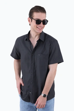 پیراهن آستین کوتاه مردانه رگولار ، بافت آکسفورد، رنگ طوسی تیره، مناسب استفاده روزمره و مهمانی اداری.