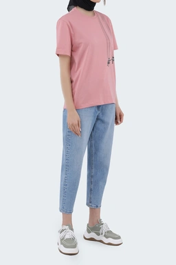 خرید تیشرت زنانه یقه گرد آستین کوتاه طرح دار ، تیشرت صورتی رنگ مدل نیمه آزاد تولید برند پاتن جامه.