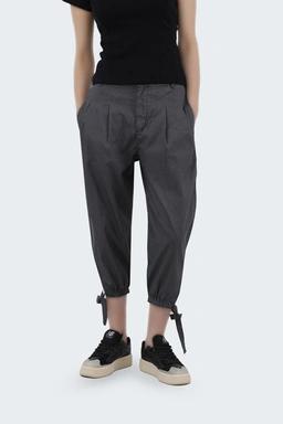 شلوار برمودا زنانه رنگ طوسی ، دمپا گره خور ، شلوار پشت کمر کشدار رنگ سبز تیره. 