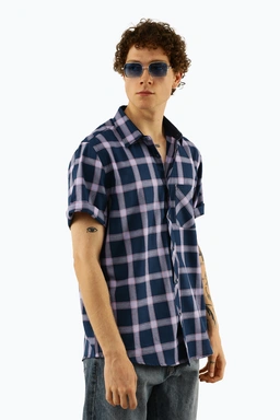 پیراهن طرح چهارخانه مردانه دارای تک جیب و یقه برگردان ، مدل پیراهن رگولار معمولی.