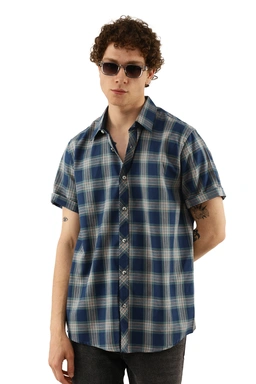    پیراهن طرح چهارخانه مردانه دارای بدون جیب و یقه برگردان ، مدل پیراهن رگولار معمولی.