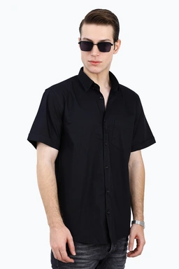   پیراهن مشکی مردانه ، دارای تک جیب گلدوزی شده یقه برگردان ، مدل پیراهن رگولار معمولی.